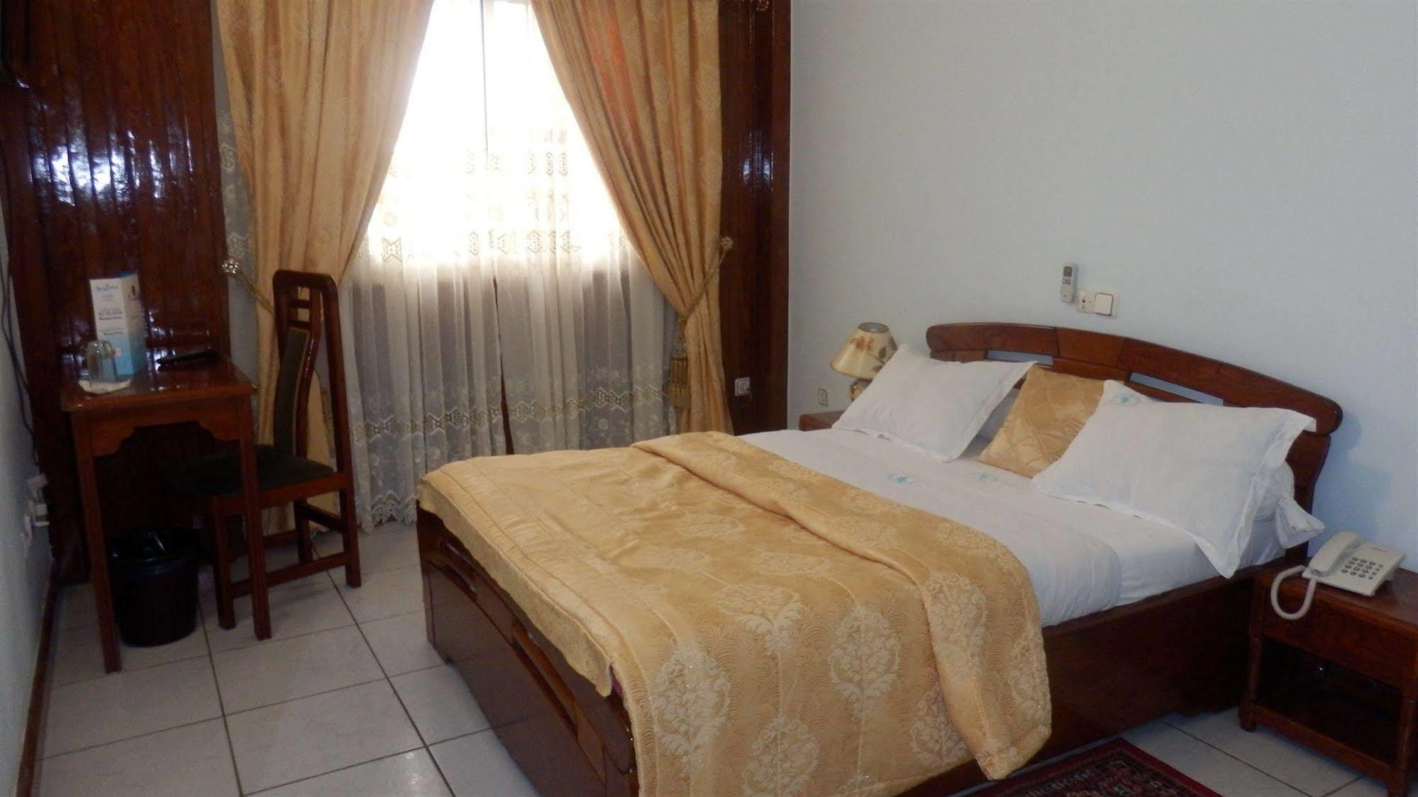 Afrique Hotel Douala Airport Экстерьер фото